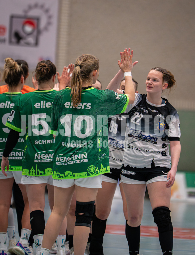 Handball I Frauen I Saison 2025-2026 I 3. Liga Staffel Nord I 13. Spieltag I SC SFN Vechta -Buxtehuder SV II-77 | Leonie Schreiber (55, SC SFN Vechta) und Svenja Ruhöfer (10, SC SFN Vechta) klatschen ab mit Berrit Martens (99, Buxtehuder SV II) und Jette Lüer (22, Buxtehuder SV II) - Realisiert mit Pictrs.com
