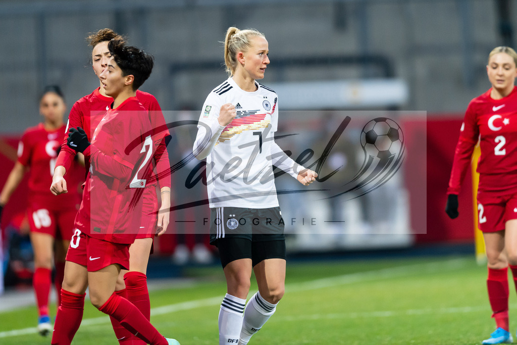 GERTUR20211126_007 | Fussball, Frauen: Lea Schueller (Germany) Torjubel, jubelt nach ihrem Treffer zum 2:0 bei dem Spiel der WM-Qualifikation zwischen Deutschland und Tuerkei im Eintracht-Stadion am 26.11.2021 in Braunschweig, Deutschland. - Realisiert mit Pictrs.com
