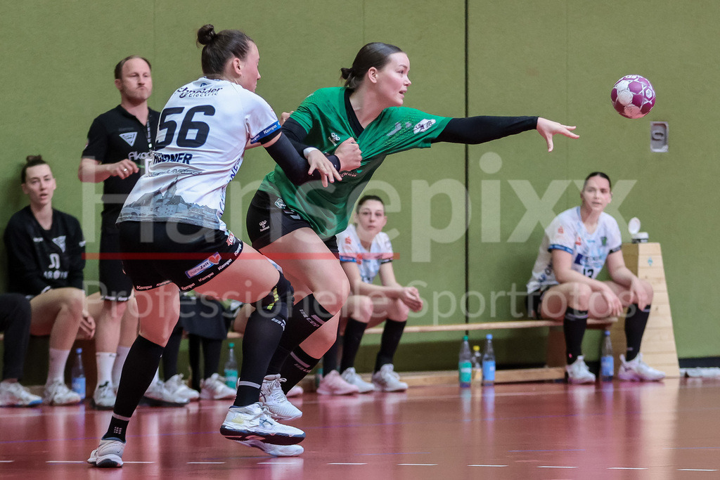 Handball, 2. Bundesliga Frauen, SV Werder Bremen - ESV 1927 Regensburg | v.li.: Carolin Hübner (ESV 1927 Regensburg, 56) und Mathilda Häberle (SV Werder Bremen, 19) im Zweikampf, Duell, Spielszene, Aktion, Action