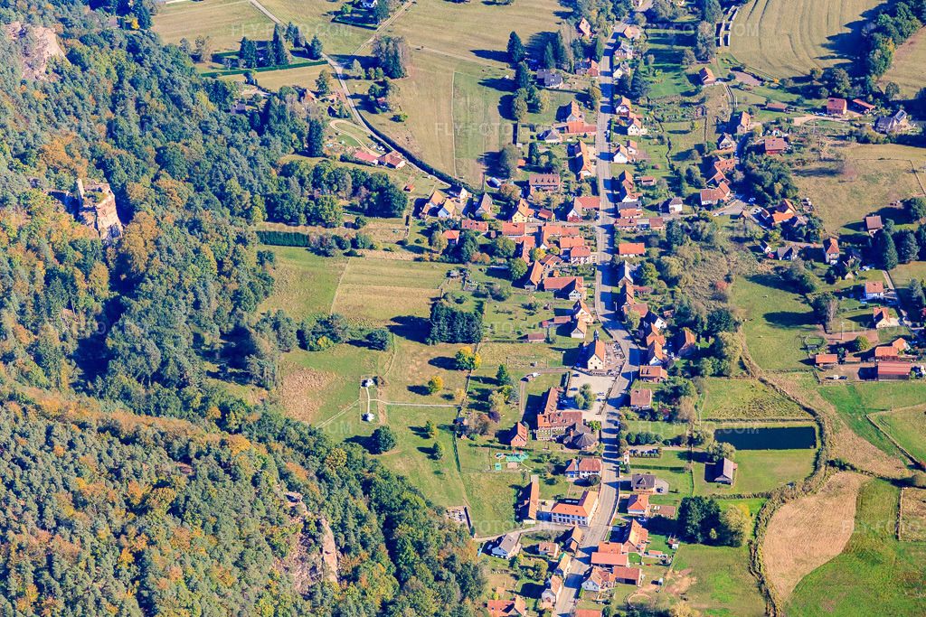 Aerial view: Village view from the west below the Klein-Arnsberg ruins in Obersteinbach in the state Bas-Rhin, France.Photo: IMG_095110.jpg taken on 10/16/2016 by Werner Riehm/FLY-FOTO.comResolution of the original: 5472 x 3648 px