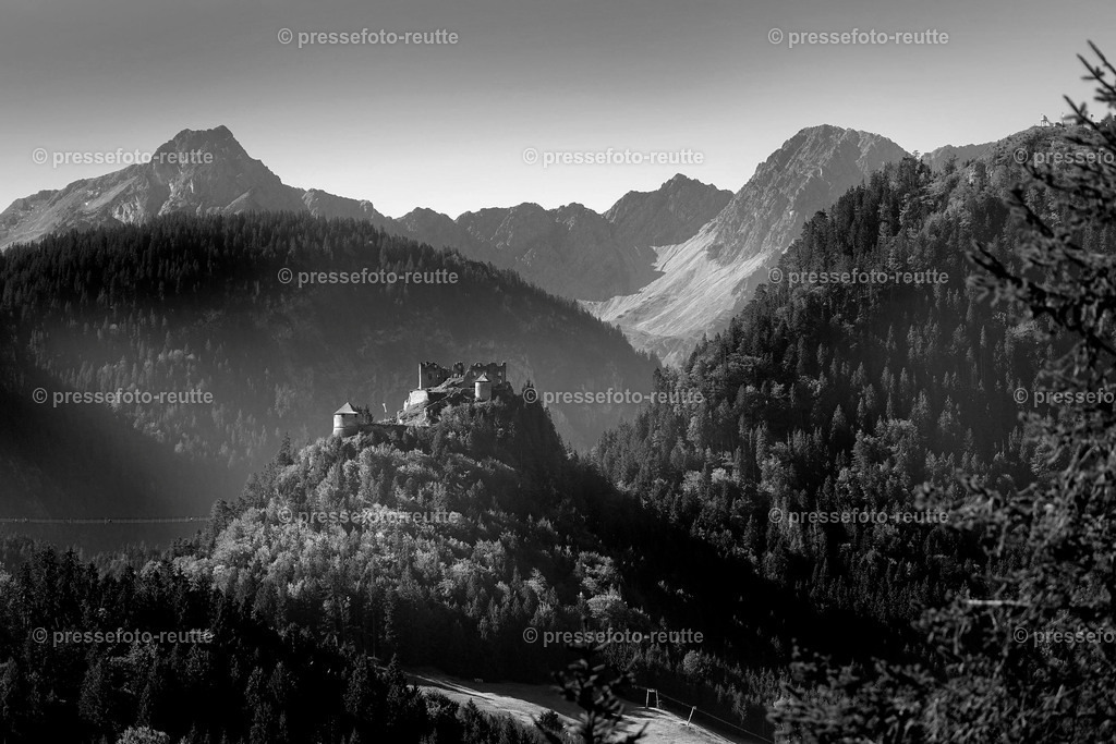 welltvi-Burgruine-Ehrnberg+Bruecke-Herbst_DSC7835-SW | Info aus dem Bezirk Reutte/Ausserfern Tirol sowie eine umfangreiche Bilddatenbank über die gesamte Region: Lechtal, Talkessel Reutte, Tannheimertal, Zwischentoren. Lech, Plansee, Zugspitze, Grenztunnel, B179, Fernpassstraße, Verkehr, Lawinen, Tradition, - Realisiert mit Pictrs.com