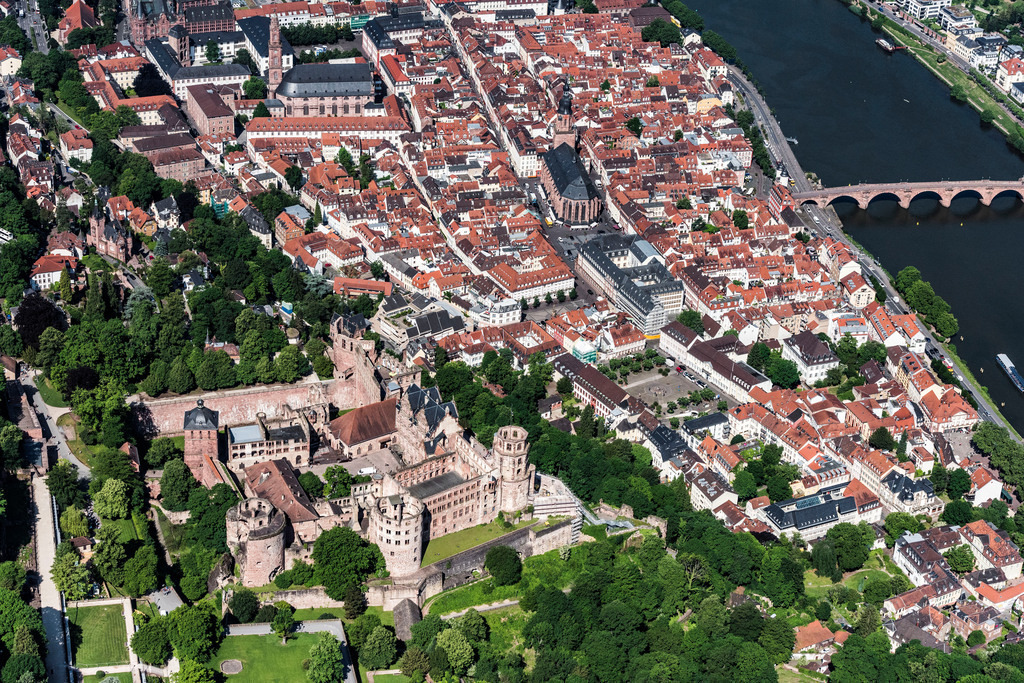 dr__0018038.jpg | HEIDELBERG 01.06.2017 Altstadtbereich und Innenstadtzentrum  am Flussufer des Neckar in Heidelberg im Bundesland Baden-Württemberg, Deutschland. // Old Town area and city center on Flussufer of Neckar in Heidelberg in the state Baden-Wuerttemberg, Germany. Foto: Daniel Reiter