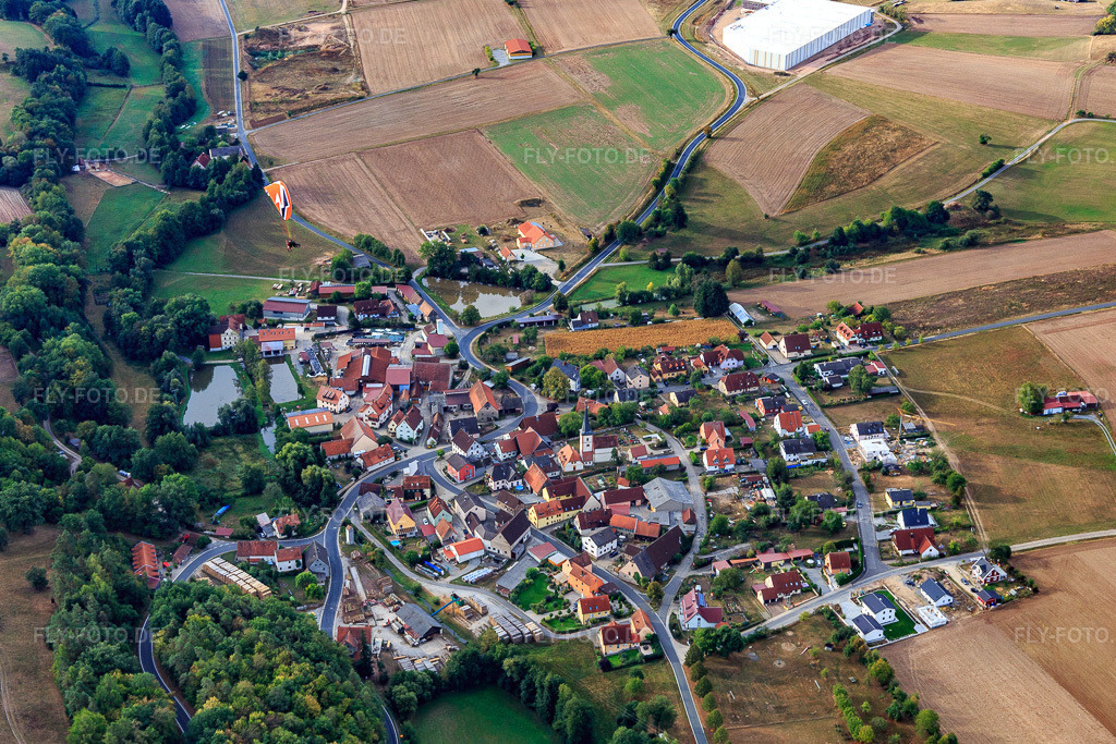Luftbild: Ortsansicht aus Nordwesten im Ortsteil Füttersee in Geiselwind im Bundesland Bayern in Deutschland. Foto: IMG_111187.jpg vom 09.09.2018 durch Werner Riehm/FLY-FOTO.de
