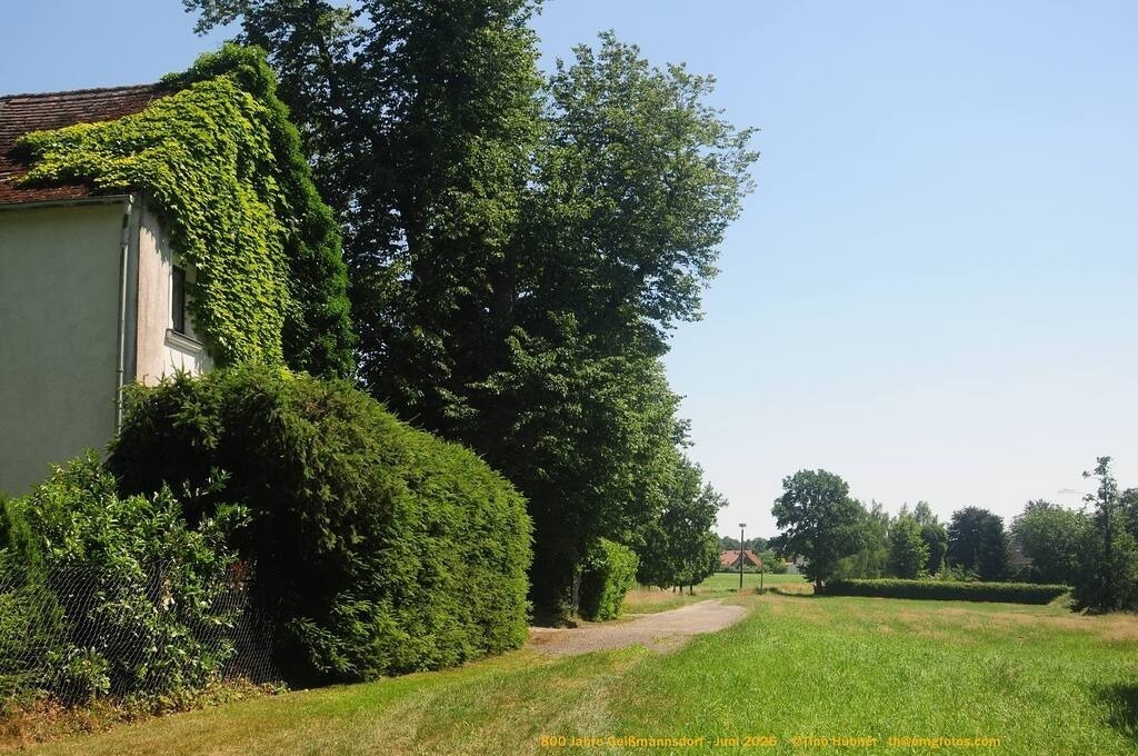 Geißmannsdorf-2026-Ortsbilder-632 | Geißmannsdorf bei Bischofswerda im Sommer 2026. Ein fotografischer Streifzug durch das Dorf Geißmannsdorf, mit Gebäuden, Straßen, Strohpuppen und geschmückten Vorgärten und Grundstücken anlässlich der 800-Jahr-Feier von Geißmannsdorf im Juni 2026 - Realisiert mit Pictrs.com