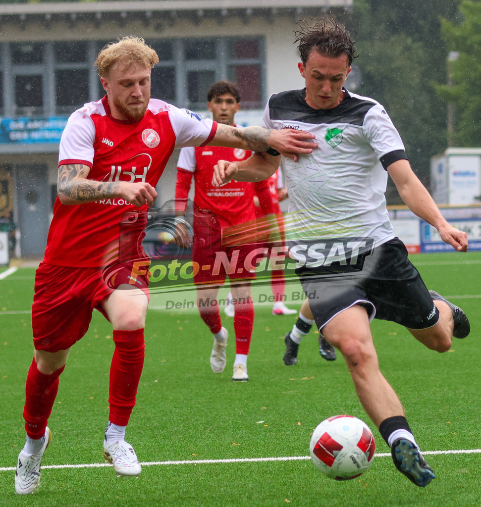 FC RW Kirchlengern - Post TSV Detmold | Auf dem Bild zu sehen: Rot FC RW Kirchlengern: Jan Luka Kollmeier ; weiß TuS Ahmsen: Louis Schröder  FC RW Kirchlengern, TuS Ahmsen, Saison 26/27, Testspiel, Deutschland - Realisiert mit Pictrs.com