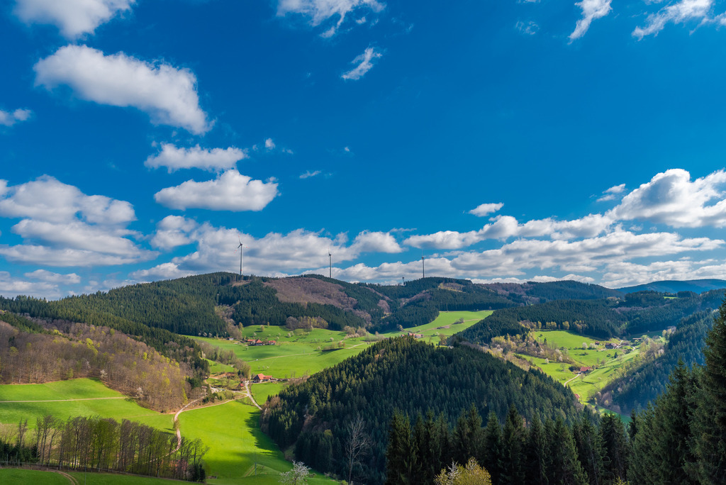 Kinzigtalsteig | Blick auf den Oberüchern mit Windenbach - Realisiert mit Pictrs.com
