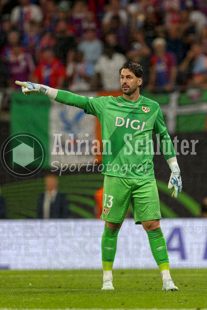 27.05.2026, EUR, Fussball, Herren, Conference League Finale, Saison 2025/2026, Crytsal Palace F.C. - Rayo Vallecano de Madrid | Augusto Batalla (Rayo Vallecano, #13) gestikuliert, Gestik und Mimik