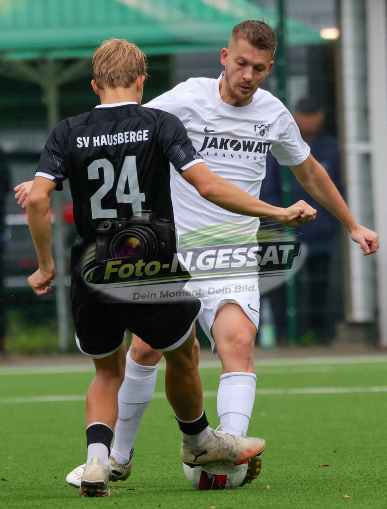 BV Stift Quernheim - SV Hausberge | Auf dem Bild zu sehen: weiß BV Stift Quernheim: Florian Laege ; schwarz SV Hausberge: Mika Tom KühmeBV Stift Quernheim, SV Hausberge, Saison 26/27, Bezirksliga, Stift Quernheim, Deutschland - Realisiert mit Pictrs.com