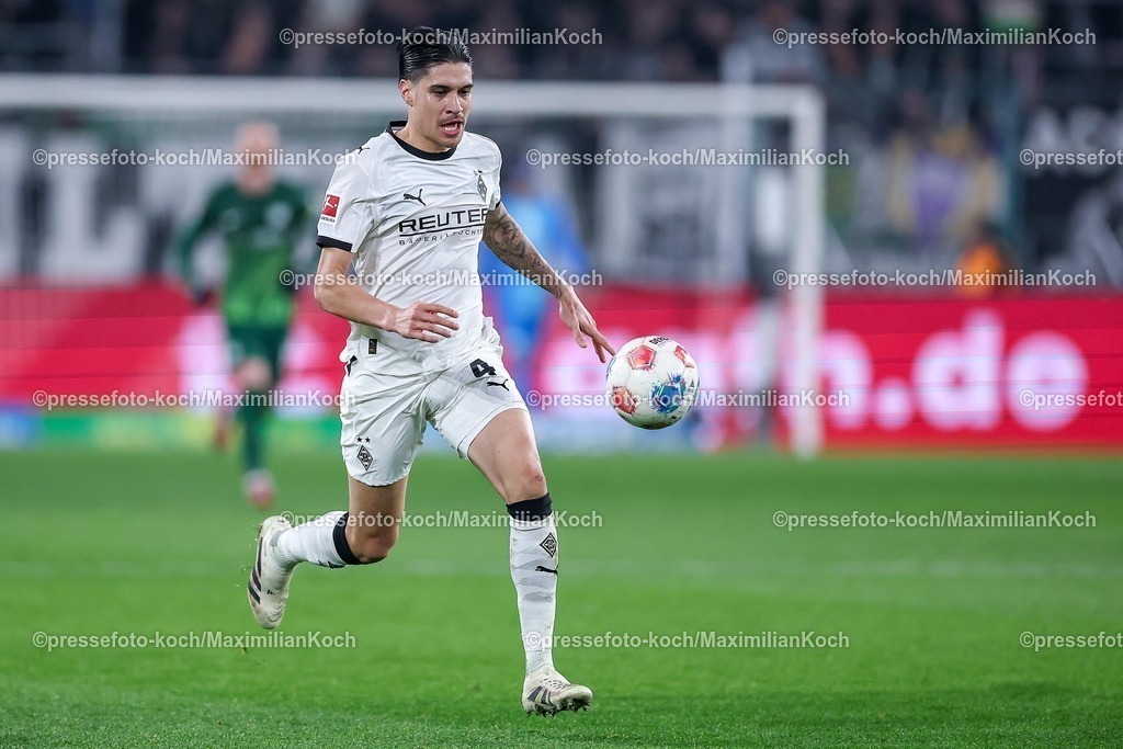 BMG13122502151 | 13.12.2025, Fußball, Borussia Mönchengladbach - VfL Wolfsburg, 1. Fußball Bundesliga, 14.Spieltag, Borussia-Park, Saison 2025 2026: Kevin Diks&nbsp;(Borussia Mönchengladbach #04)  DFB regulations prohibit any use of photographs as image sequences and or quasi-video.