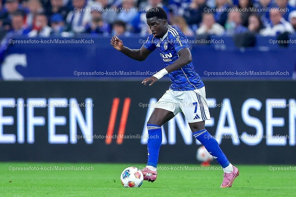 S0413092501077 | 13.09.2025, Fußball, FC Schalke 04 - Holstein Kiel, 5.Spieltag, 2. Fußball Bundesliga, Veltins-Arena Gelsenkirchen, Saison 2025 2026: Christian Pierre Louis Gomis (Schalke04 #07) DFB regulations prohibit any use of photographs as image sequences and or quasi-video.