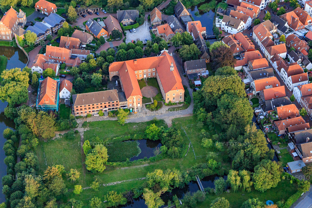 Luftbild: Rentei, Altes Kloster und St. Marien Kirche im Ortsteil Gemen in Borken im Bundesland Nordrhein-Westfalen in Deutschland. Foto: IMG_008056.jpg vom 12.07.2020 durch Werner Riehm/FLY-FOTO.de