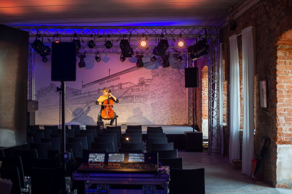 Jan Vogler | Jan Vogler spielt Bach im Forte Belvedere Leisnig zum Festival Hallo Leisnig 2022. - Realisiert mit Pictrs.com