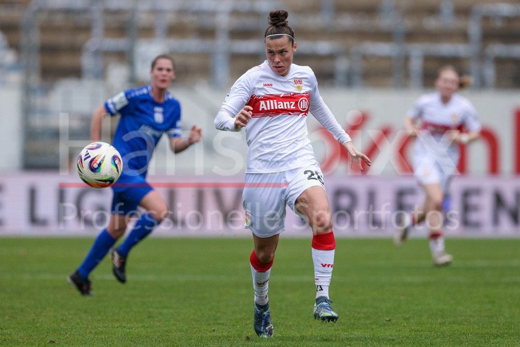 Fussball, 2. Frauen-Bundesliga, SV Meppen - VfB Stuttgart | Nicole Billa (VfB Stuttgart, 26) am Ball, Einzelbild, Ganzkörper, Aktion, Action, Spielszene, DIE DFB-RICHTLINIEN UNTERSAGEN JEGLICHE NUTZUNG VON FOTOS ALS SEQUENZBILDER UND/ODER VIDEOÄHNLICHE FOTOSTRECKEN. DFB REGULATIONS PROHIBIT ANY USE OF PHOTOGRAPHS AS IMAGE SEQUENCES AND/OR QUASI-VIDEO.