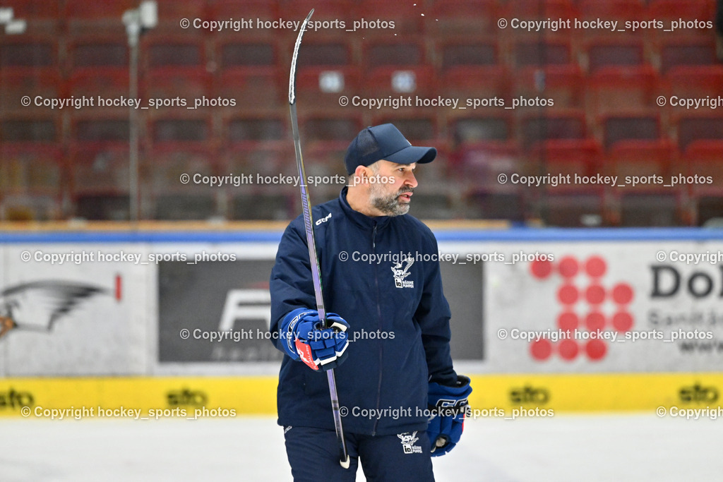 Eistrainig EC VSV mit Headcoach Pierre Allard | Eistraining EC VSV mit Headcoach Pierre Allard, 1.Eistraining EC VSV mit Headcoach Pierre Allard am 02.12.2025 in Villach (Stadthalle Villach), Austria, (Photo by Bernd Stefan)