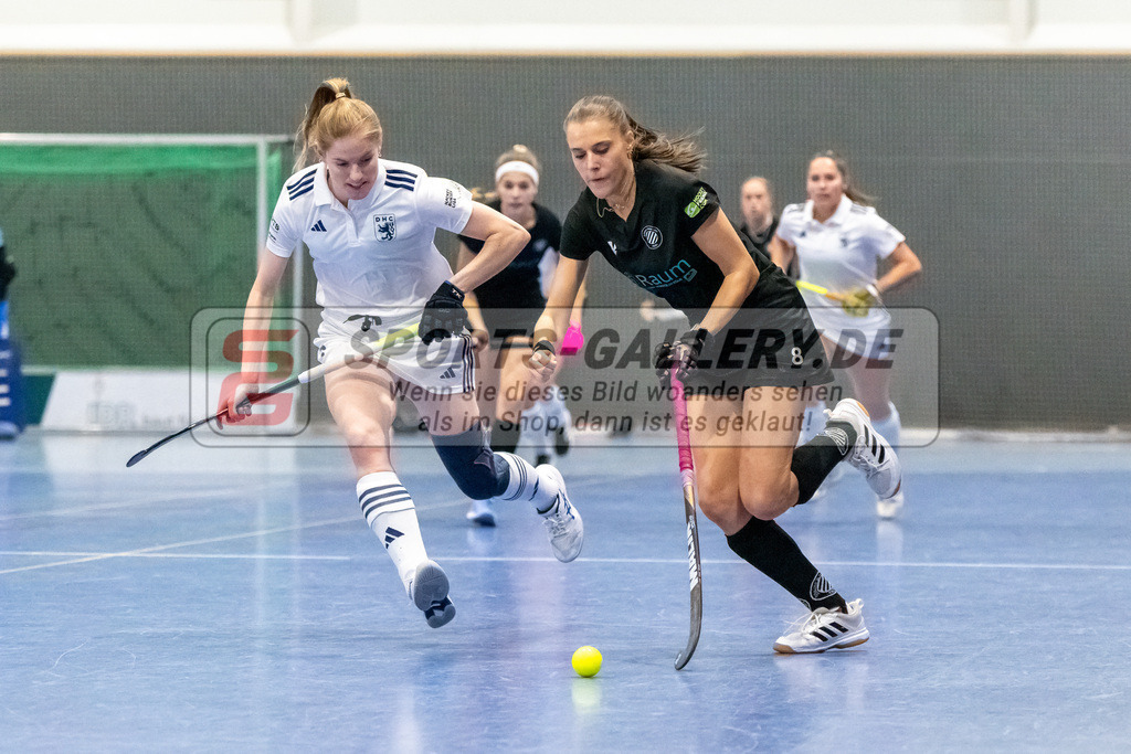HK_20241201_109481 | 1. Bundesliga Halle Damen Düsseldorfer HC - Schwarz Weiss Köln am 1.12.2024 DHC, Düsseldorf , Annika Sprink ( Düsseldorfer HC #3 ) , Mailin Evert ( Schwarz Weiss Köln #8 )