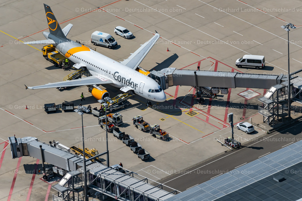 4047094 | STUTTGART 11.08.2021 Passagierflugzeug auf der Parkposition - Abstellfläche auf dem Flughafen in Stuttgart im Bundesland Baden-Württemberg, Deutschland. // Passenger airplane in parking position - parking area at the airport in Stuttgart in the state Baden-Wurttemberg, Germany. Foto: Gerhard Launer