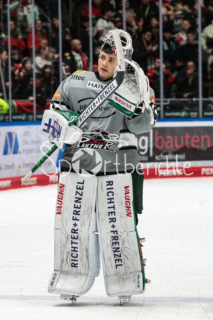 Augsburger Panther - Iserlohn Roosters | Markus KELLER (AEV #35) jubelt mit den Fans nach dem Heimsieg gegen Iserlohn