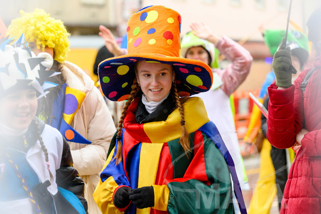 _DWA2364 | Trotz Nieselregen schlängelte sich der „Gaudiwurm“ am Sonntag durch die Nürnberger Innenstadt an tausenden Faschingsfans vorbei.  Nürnberg, 11.02.2024 - Realisiert mit Pictrs.com