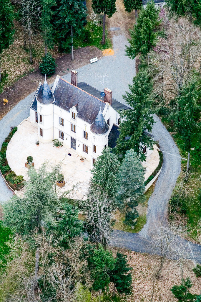Luftbild: Schloss Chateaux Conneré, (in dem Salman Rushdy sich versteckte in Dollon im Bundesland Sarthe in Frankreich. Foto: IMG_1618.jpg vom 18.04.2006 durch Werner Riehm/FLY-FOTO.de