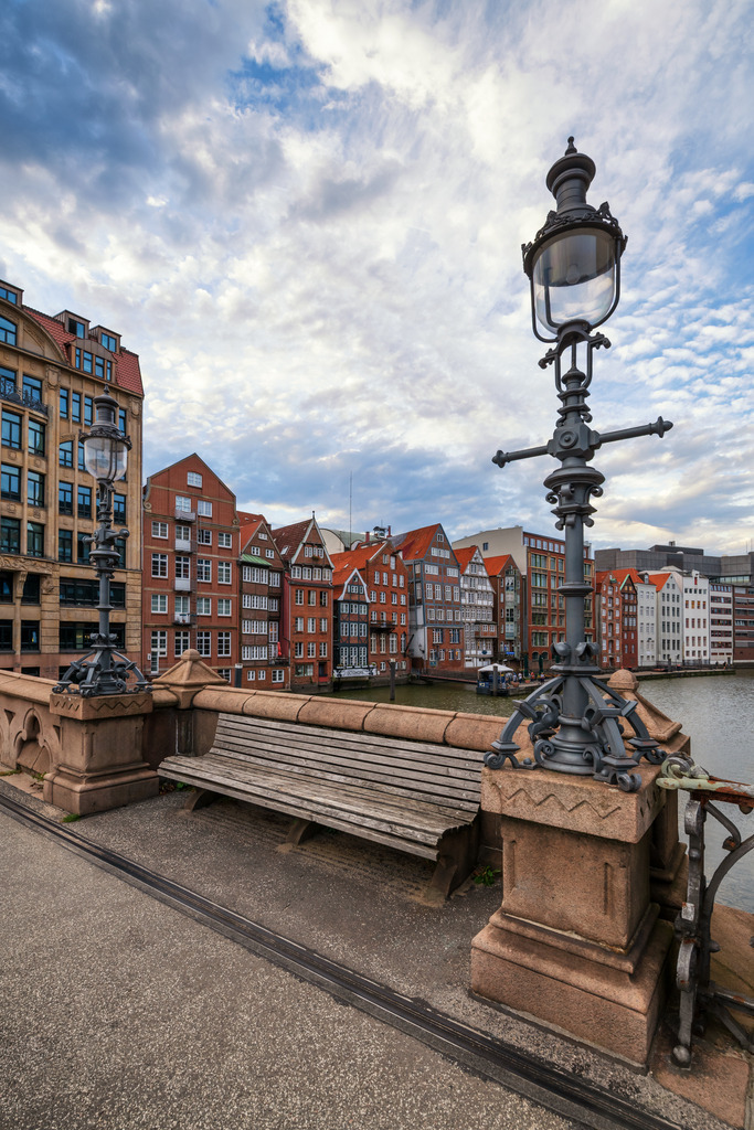 10260909 - Hohe Brücke und Deichstraße | Romantisches Hamburg Motiv mit den historischen Häusern der Deichstraße. Erhältlich als hochwertiges Wandbild auf Leinwand, Acrylglas, Alu-Dibond, Poster oder digital als Download, einfach über "Bestellen" konfigurieren.