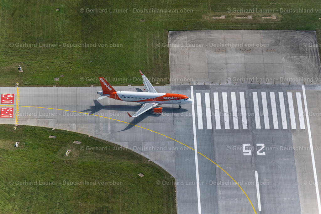 4034352 | FILDERSTADT 22.07.2020 Passagierflugzeug mit der Kennung OE-IJS der Fluggesellschafdt easyJet Europe vom Typ Airbus A320-200 beim Start auf dem Flughafen Stuttgart in Filderstadt im Bundesland Baden-Württemberg, Deutschland. Weiterführende Informationen bei: Flughafen Stuttgart GmbH,  easyJet Airline Company Limited. // Passenger aircraft with the registration OE-IJS of the airline easyJet Europe of the type Airbus A320-200 taking off at Stuttgart Airport in Filderstadt in the state Baden-Wuerttemberg, Germany. Further information at: Flughafen Stuttgart GmbH,  easyJet Airline Company Limited. Foto: Gerhard Launer