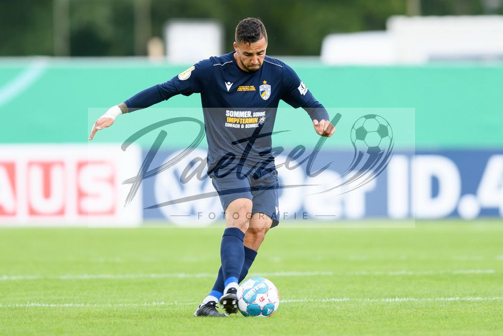 JENKOE20210808_123 | Fussball, Herren: Justin Schau (FC Carl Zeiss Jena) in Aktion, am Ball, Einzelaktion beim Spiel der 1. Runde im DFB-Pokal zwischen FC Carl Zeiss Jena und 1. FC Koeln im Ernst-Abbe-Sportfeld am 08.08.2021 in Jena, Deutschland.DFB / DFL REGULATIONS PROHIBIT ANY USE OF PHOTOGRAPHS AS IMAGE SEQUENCES AND/OR QUASI-VIDEO. - Realisiert mit Pictrs.com