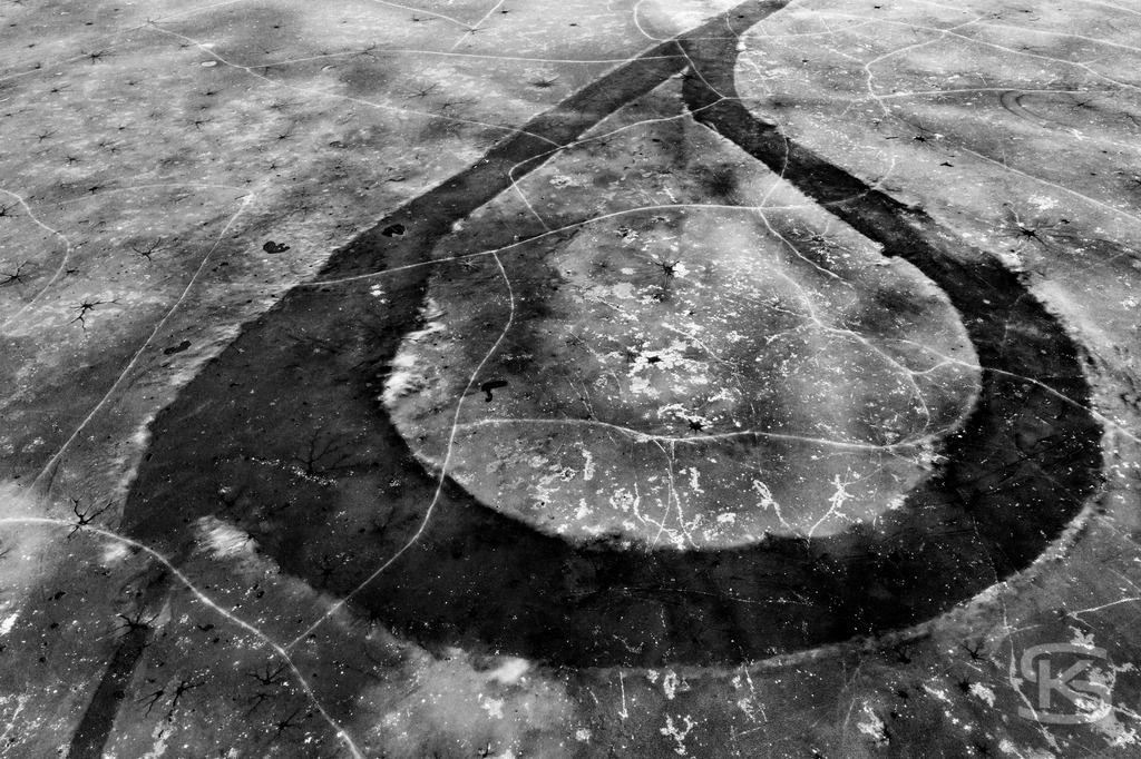 Front Side Error – Abstrakte Eislandschaften aus der Vogelperspektive | Luftaufnahmen zugefrorener Seen zwischen Abstraktion und Realität. Stefan Kuhn fotografiert aus der Vogelperspektive die schmelzenden Eisoberflächen süddeutscher Seen mit ihrer Drohne und dokumentiert die natürliche Entmaterialisierung in faszinierenden Mustern und Strukturen. - Realisiert mit Pictrs.com