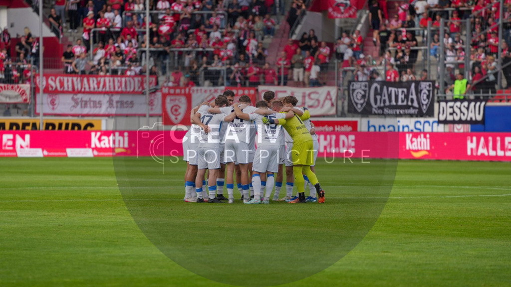 Fußball, Herren, Saison 2025/2026, Regionalliga Nordost, 5. Spieltag, Hallescher FC vs. FSV 63 Luckenwalde, Dienstag 26.08.2025, Leuna-Chemie-Stadion Halle, | Fußball, Herren, Saison 2025/2026, Regionalliga Nordost, 5. Spieltag, Hallescher FC vs. FSV 63 Luckenwalde, Dienstag 26.08.2025, Leuna-Chemie-Stadion Halle, Im Bild: Der Mannschaftskreis des FSV 63 Luckenwalde vor Spielbeginn. - Realisiert mit Pictrs.com