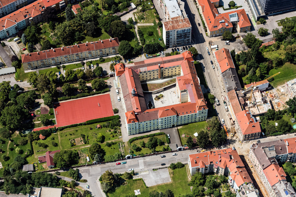dr__0012217.jpg | GRAZ 20.07.2018 Gebäudekomplex des Klosters Ursulinen Schulbildungs Einrichtung in Graz in Steiermark, Österreich. // Complex of buildings of the monastery Ursulinen Schulbildungs Einrichtung in Graz in Steiermark, Austria. Foto: Daniel Reiter