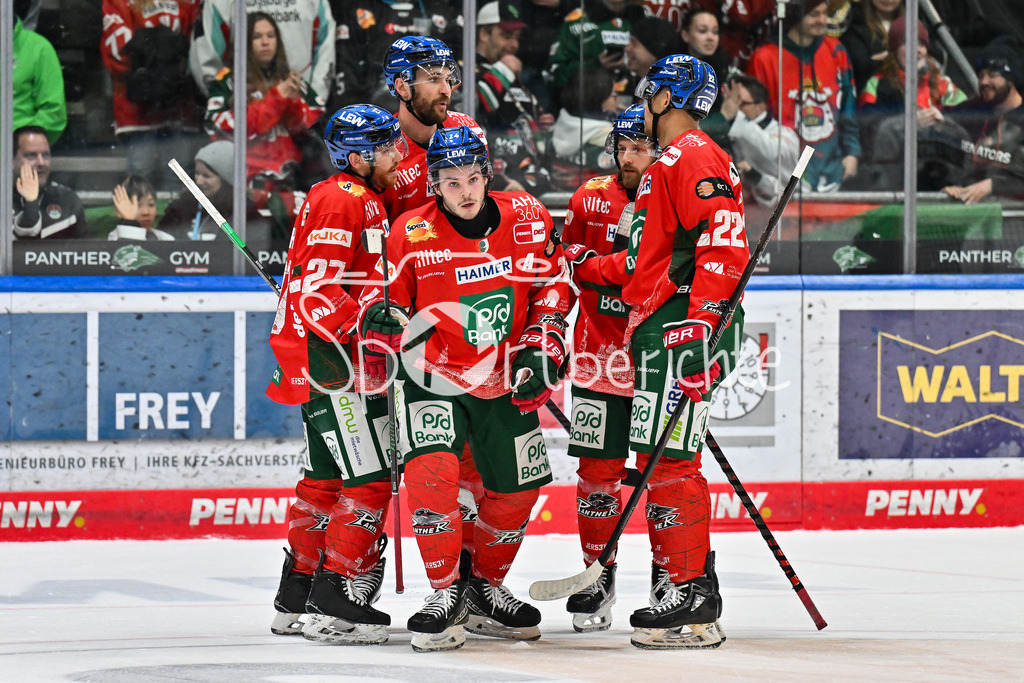 Augsburger Panther - Nürnberg Ice Tigers | AUGSBURG, GERMANY - 28. NOVEMBER: Jubel der Panther nach dem Treffer zum 1-5 durch D. J. BUSDEKER (Augsburger Panther 14) / Tor / Torschuetze / Freude / Happy beim Ligaspiel zwischen den Augsburger Panthern und den Nürnberg Ice Tigers am 23. Spieltag der Penny DEL im Curt Frenzel Stadion