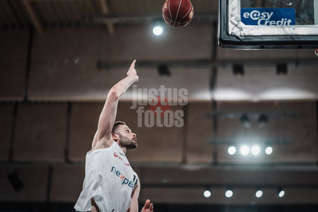 Basketball | Männer | Saison 2023/2024 | easyCredit Basketball Bundesliga | Veolia Towers Hamburg vs. Alba Berlin | 17.04.2024 | Jonas 'WoBo' Wohlfarth-Bottermann (#18, Hamburg Towers) beim Korbleger