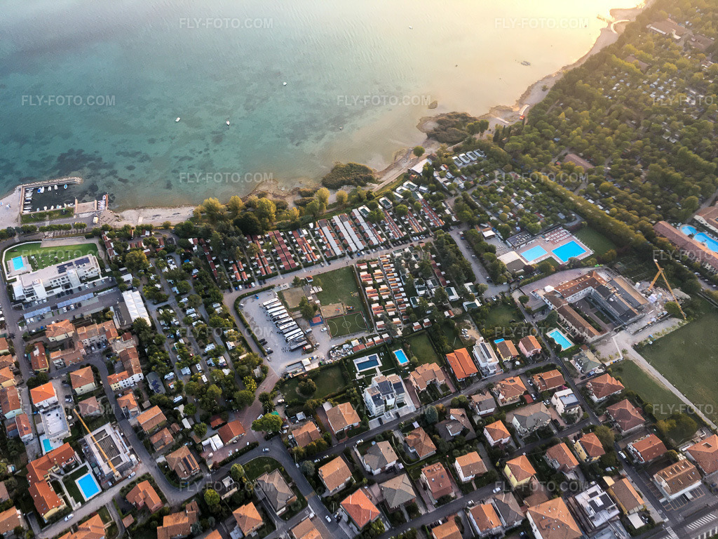 Aerial view: Spiaggia Bergamini in Peschiera del Garda in the state Verona, Italy. – Photo: IMG-134995.jpg taken on 09/23/2022 by Werner Riehm/FLY-FOTO.com – Resolution of the original: 4032 x 3024 px – Camping Lake GardaCamping Bergamini Peschiera del Garda