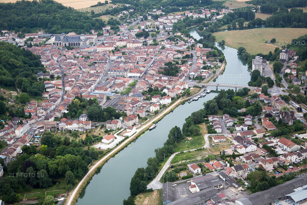 Vue aérienne: Zones riveraines de la Meuse à Saint-Mihiel dans le département Meuse, France. Photo: IMG_083379.jpg prise le 12/07/2015 par Werner Riehm/FLY-FOTO.eu – Résolution de l'original: 5472 x 3648 px