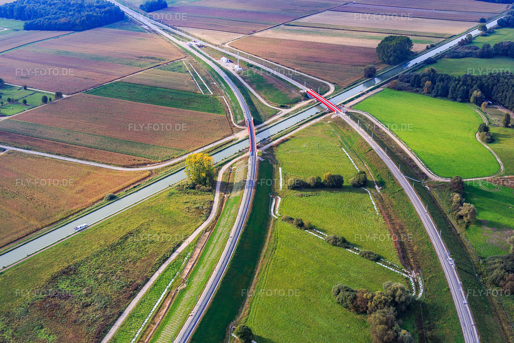 Luftbild: Neubau- Viadukt des Bahn- Brückenbauwerk zur Streckenführung der Bahn- Gleise über den Marne-Rhein Kanal hier Mémorial TGV Eckwersheim in Eckwersheim im Bundesland Bas-Rhin in Frankreich.Foto: IMG_074155.jpg vom 04.10.2014 durch Werner Riehm/FLY-FOTO.deAuflösung des Originals: 5472 x 3648 px