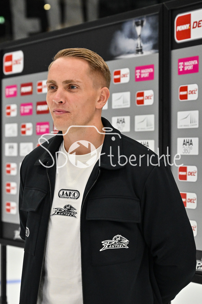 Augsburger Panther - Kölner Haie | Im Bild Markus KELLER - Teammanager der Augsburger Panther - beim Interview mit MagentaSport / Magenta Sport / Einzelfoto / Freisteller / DEL: Augsburger Panther - Kölner Haie; Curt Frenzel Stadion am 26.09.2025
