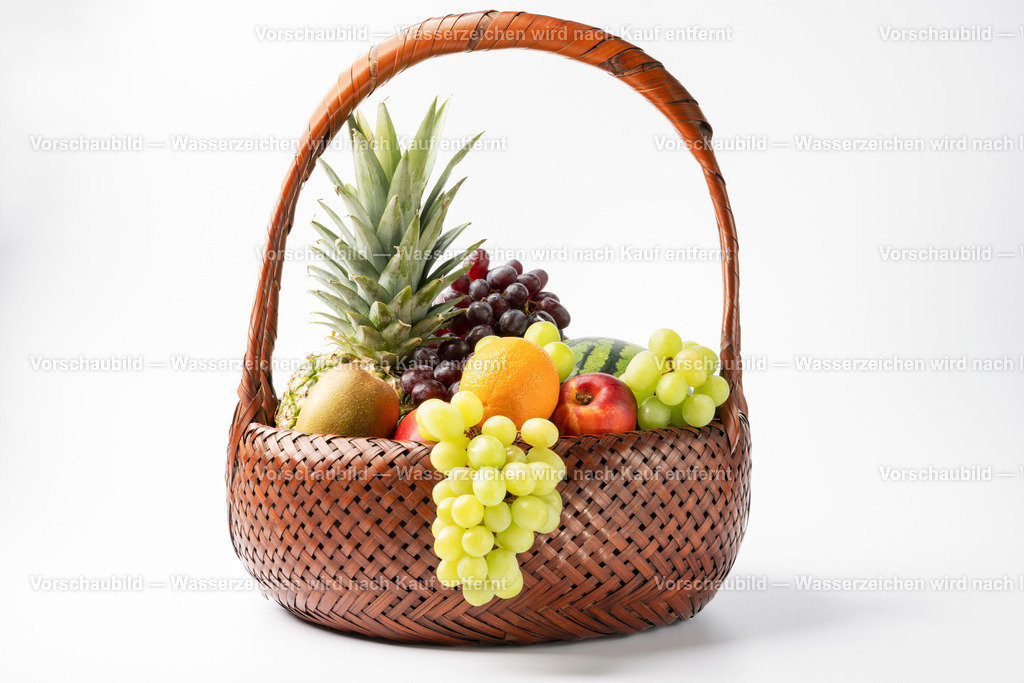 Nahaufnahme eines mit frischen und leckeren Obst gefüllten Obstkorb | Detailaufnahme eines mit frischen und leckeren Obst gefüllten Obstkorb. Gefüllt mit Ananas, Kiwi, Weintrauben, Apfe, Orange, Nektarine und Melone - Realisiert mit Pictrs.com