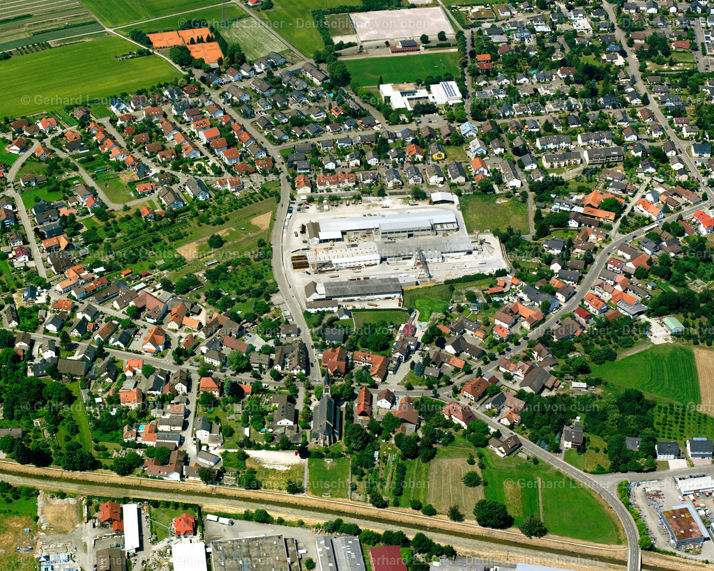 2526202 | VIMBUCH 01.08.2005 Ortsansicht der Straßen und Häuser der Wohngebiete in Vimbuch im Bundesland Baden-Württemberg, Deutschland // Town View of the streets and houses of the residential areas in Vimbuch in the state Baden-Wuerttemberg, Germany Foto: Gerhard Launer