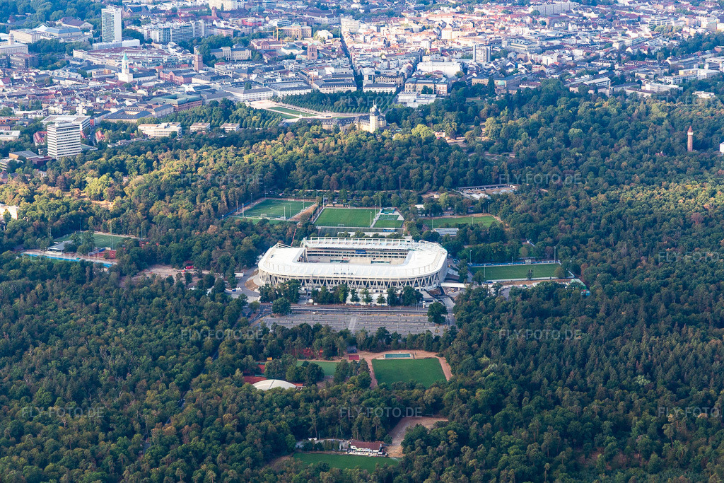 Luftbild: Neubaustelle des Wildparkstadion des Karlsruher Sport-Club GmbH & Co. KGaA im Ortsteil Innenstadt-Ost in Karlsruhe im Bundesland Baden-Württemberg in Deutschland. Foto: IMG_134178.jpg vom 26.08.2022 durch Werner Riehm/FLY-FOTO.de