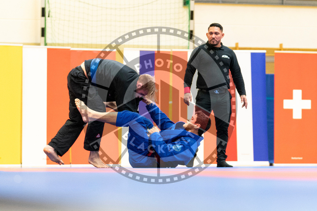 20231118PBB12550 | Fighters compete during the AJP Tour 600 Frankfurt Championship in Frankfurt/Main, Germany, on November 18, 2023.