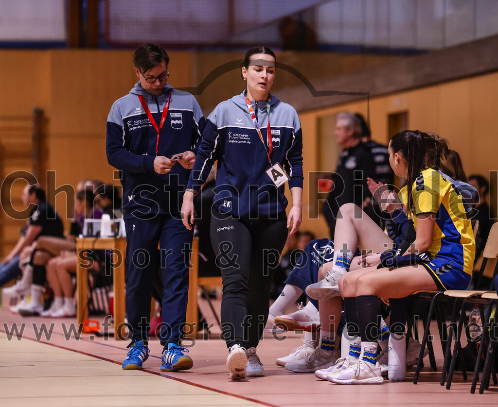 2025-02-15_023_SpVgg_Altenerding_gegen_MTV_Pfaffenhofen | Erding, Deutschland, 15.02.2025:Handball, Bezirksoberliga Frauen Altbayern 2024 / 2024, 14. Spieltag, SpVgg Altenerding gegen MTV Pfaffenhofen, Endergebnis: 27:23Mirco Hollstein (MTV Pfaffenhofen, #), Eva Künzel (MTV Pfaffenhofen)Foto: Christian Riedel / fotografie-riedel.net