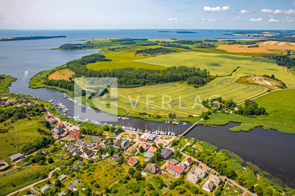 Wandbild-Naturhafen-Seedorf-Luftbild-Ostsee-FOCO7227 | Der Naturhafen Seedorf im Hinterland von Sellin mit direktem Zugang zum Segelrevier Südostrügen - Realisiert mit Pictrs.com