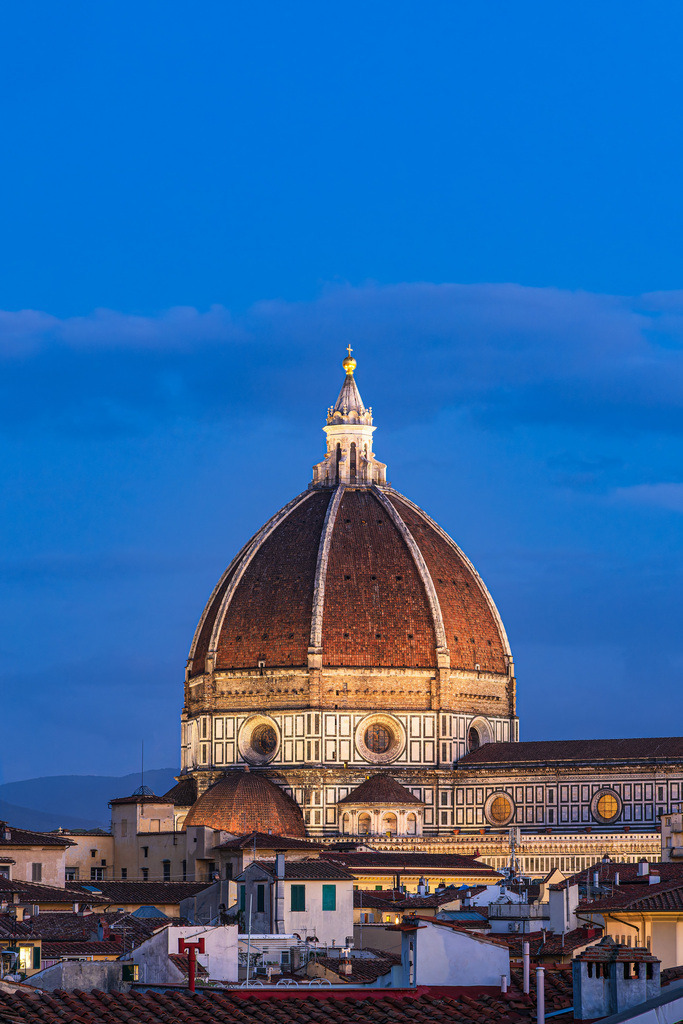Blick auf die Kathedrale Santa Maria del Fiore zur Blauen Stunde in Florenz, Italien | Blick auf die Kathedrale Santa Maria del Fiore zur Blauen Stunde in Florenz, Italien.