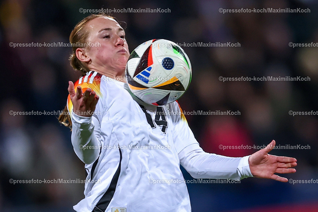 DFB02122401076 | 02.12.2024, Fußball Länderspiel Frauen, Deutschland - Italien, Vonovia-Ruhrstadion Bochum, Saison 2024 2025: Lisanne Gräwe (GER #14)DFB regulations prohibit any use of photographs as image sequences and or quasi-video.
