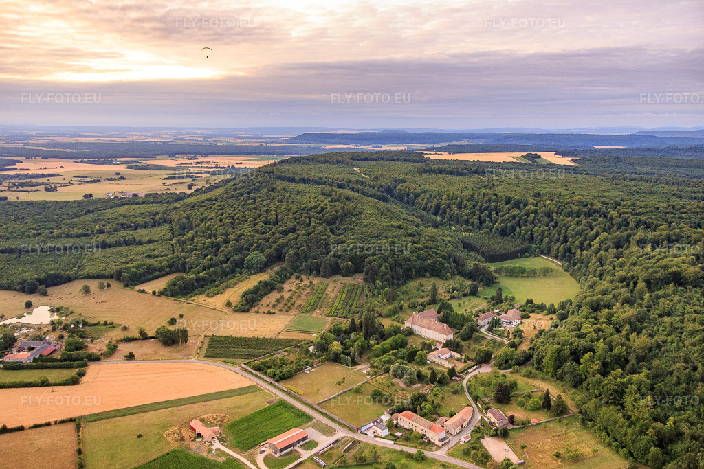 Vue aérienne: Ancienne abbaye de Rangeval à Geville dans le département Meuse, France – .Photo: IMG_083436.jpg prise le 13/07/2015 par Werner Riehm/FLY-FOTO.eu – Résolution de l'original: 5472 x 3648 px
