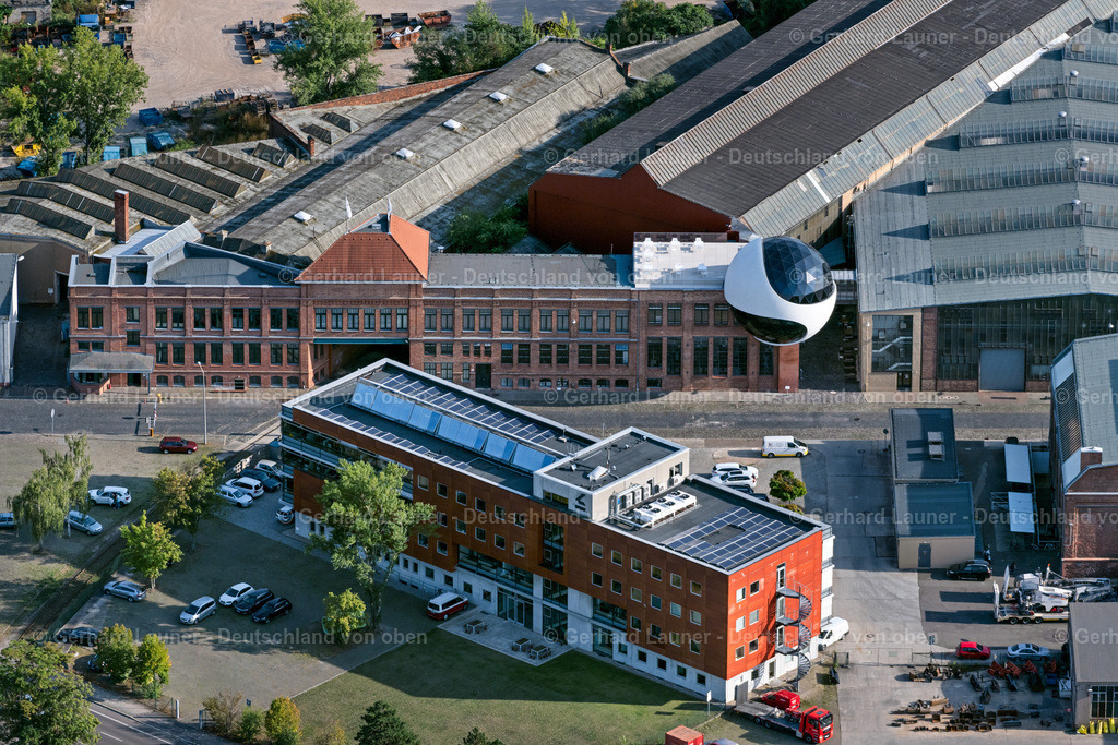 4040176 | LEIPZIG 14.09.2020 Verwaltungsgebäude des Unternehmens der "Kirow Ardelt GmbH" und "HeiterBlick GmbH" mit Blick auf das Gebäude mit der "Oscar Niemeyer Sphere" - "Techne Sphere Leipzig" an der Niemeyerstraße im Ortsteil Neulindenau in Leipzig im Bundesland Sachsen, Deutschland. Weiterführende Informationen bei: HeiterBlick GmbH,  Kirow Ardelt GmbH,  Kirow-Kantine,  TECHNE SPHERE LEIPZIG GmbH. // Administration building of the company of "Kirow Ardelt GmbH" and "HeiterBlick GmbH" overlooking the "" on Niemeyerstrasse in the district Neulindenau in Leipzig in the state Saxony, Germany. Further information at: HeiterBlick GmbH,  Kirow Ardelt GmbH,  Kirow-Kantine,  TECHNE SPHERE LEIPZIG GmbH. Foto: Gerhard Launer