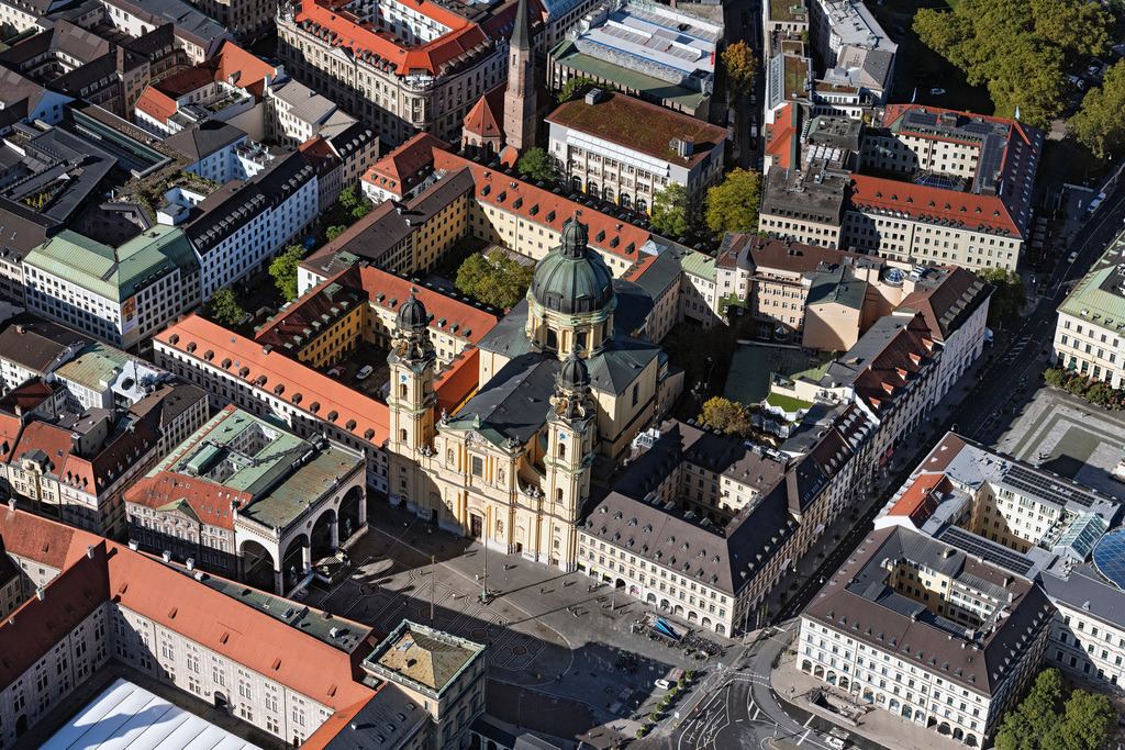 dr__0054334.jpg | MüNCHEN 07.10.2024 Sehenswürdigkeit und Tourismus- Attraktion des Geschichts- Denkmals " Feldherrnhalle " und " Theatinerkirche " am Odeonsplatz in der Altstadt in München im Bundesland Bayern, Deutschland. Weiterführende Informationen bei: Kirchenstiftung St. Kajetan. // Visible and tourist attraction of the historical monument "Feldherrnhalle" and "Theatinerkirche" at Odeonsplatz in the old town in Munich in the state Bavaria, Germany. Further information at: Kirchenstiftung St. Kajetan. Foto: Daniel Reiter