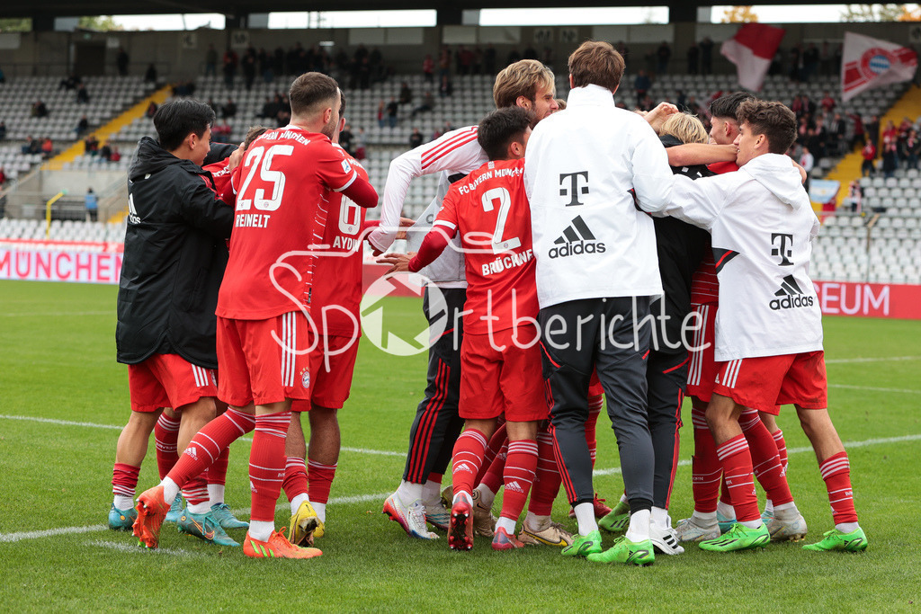 FC Bayern Amateure - FC Wuerzburger Kickers | DIe Bayern jubeln ueber den Siegtreffer von Yusuf KABADAYI (FCB #7)