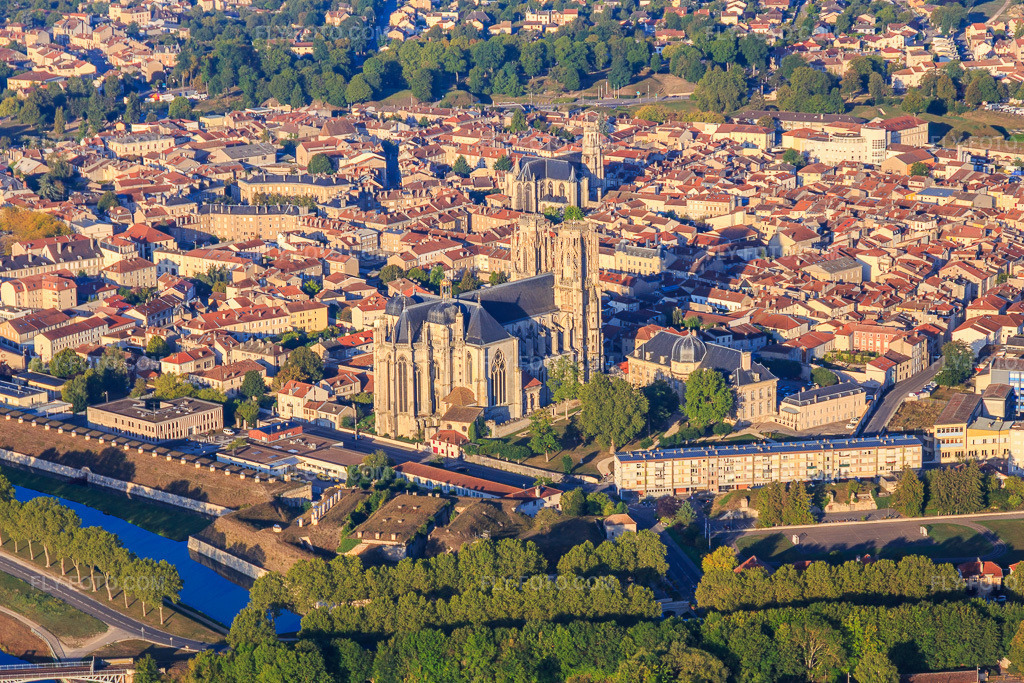 Aerial view: Historic city center across the Moselle from the northeast with Saint-Étienne Cathedral in Toul in the state Meurthe et Moselle, France. – Photo: IMG_118109.jpg taken on 09/15/2019 by Werner Riehm/FLY-FOTO.com – Resolution of the original: 5235 x 3490 px – www.toul.fr