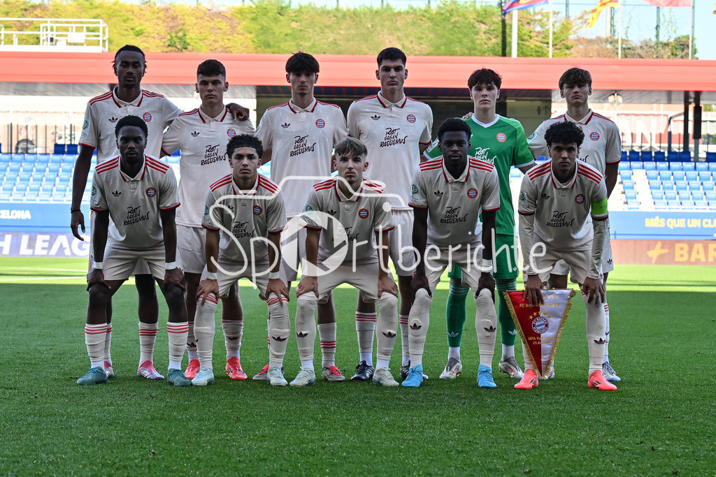 FC Barcelona U19 - FC Bayern München U19 | Das Team der FC Bayern U19 vor der Partie in Barcelona / Mannschaftsfoto / Teamfoto / UEFA Youth League: FC Barcelona U19 - FC Bayern München U19, Estadi Johan Cruyff am am 23.10.2024