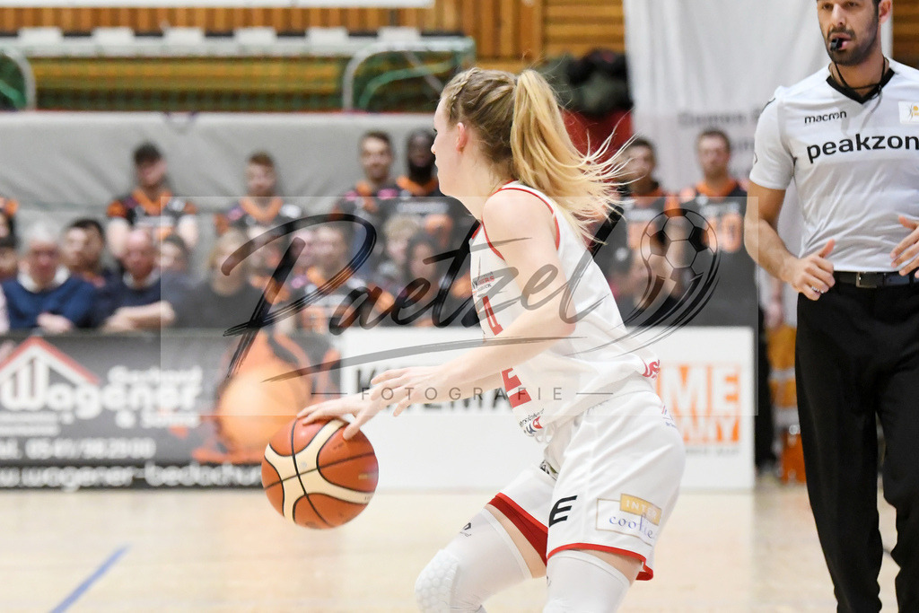 20200126_PANHAL_0049 | Basketball, Frauen: Melli Knopp (GiroLive-Panthers Osnabrück) in Aktion, am Ball, Einzelaktion beim Spiel der Toyota DBBL zwischen GiroLive-Panthers Osnabrück vs. GISA LIONS SV Halle am 26.01.2020 im Panthers Dome in Osnabrück, Deutschland.(Foto von Nico Paetzel) - Realisiert mit Pictrs.com